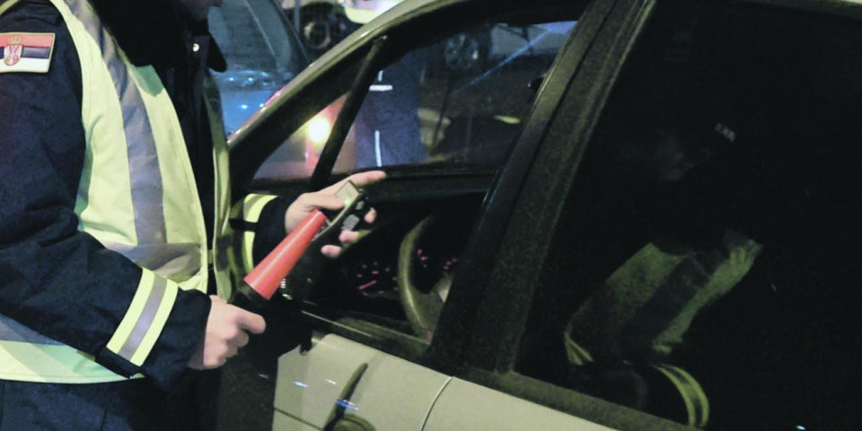 MLADIĆ SA PROBNOM DOZVOLOM VOZIO MRTAV PIJAN!  Policija u Velikoj Plani zaustavila vozača sa više od tri promila alkohola
